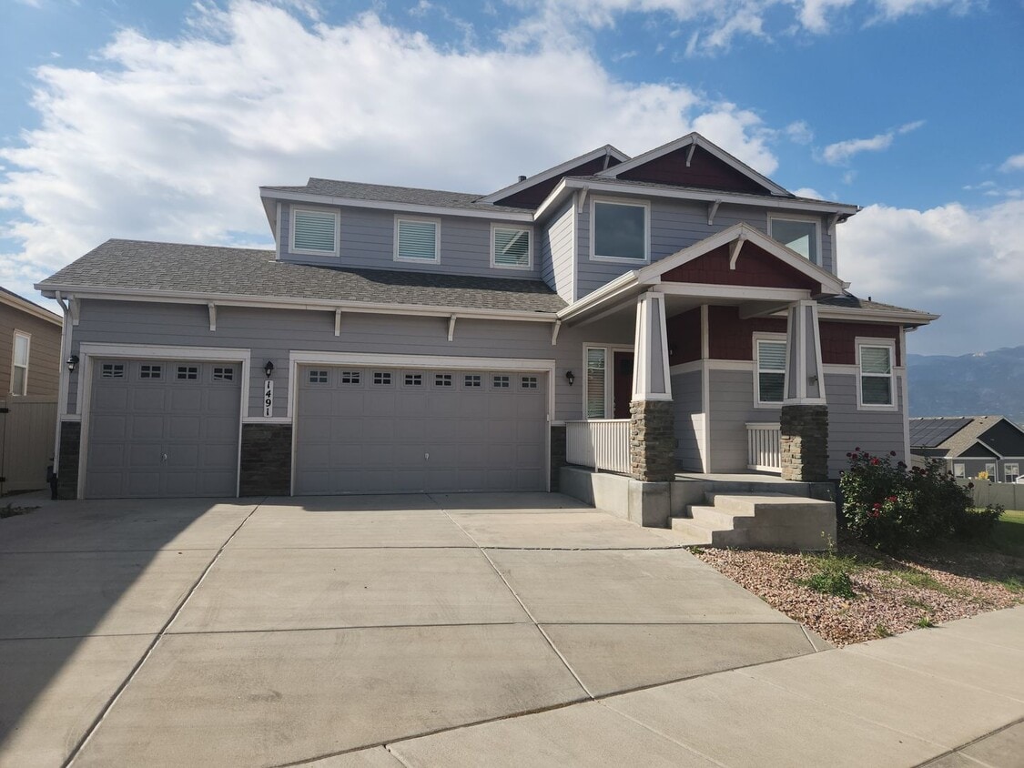 Primary Photo - Fantastic Home- 4 Bed, 3.5 bath, 3 car gar...