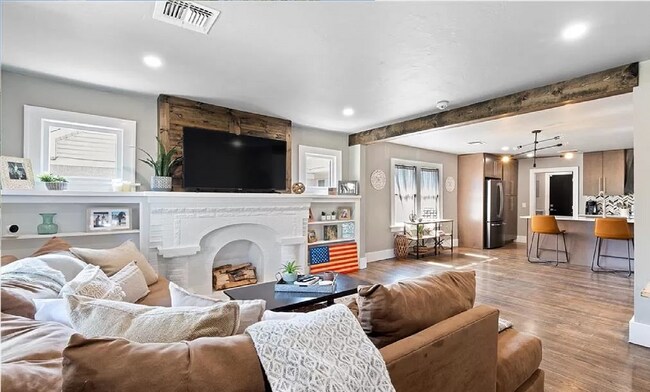 Building Photo - Gorgeous 2 Bed 2 Bath with Modern Aestheti...