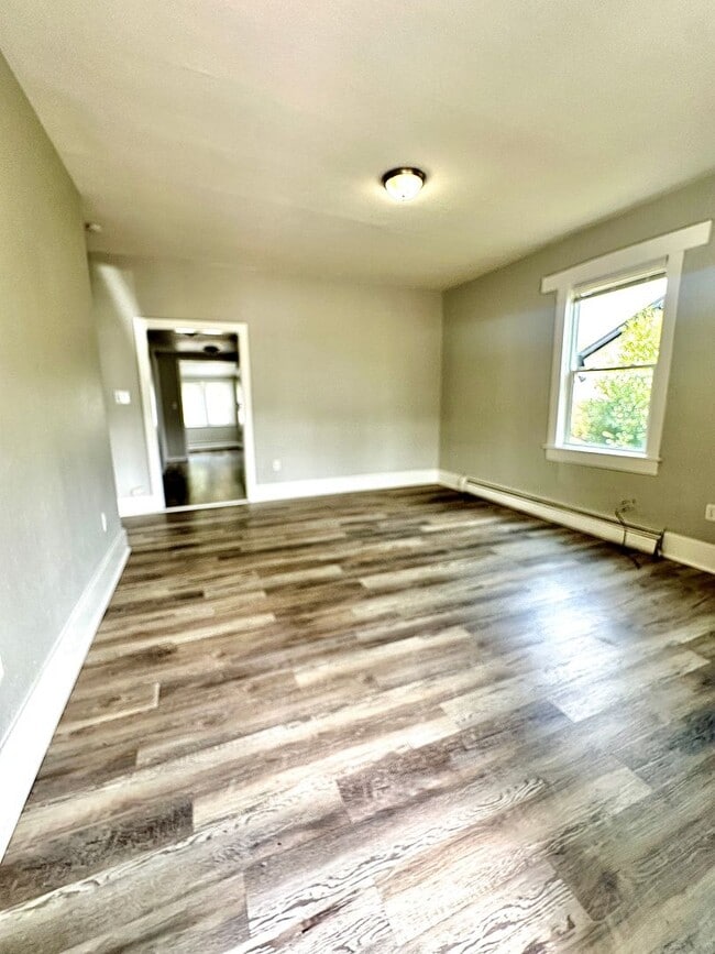 Building Photo - Charming 3 Bedroom Single Family Home