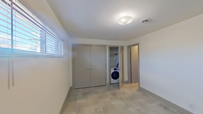Building Photo - 918 10th Ave