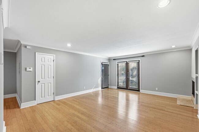 Building Photo - New York Style Condo in the heart of Dallas!