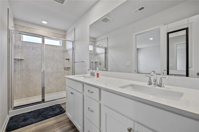 Foto del edificio - 559 Brasstown Ct