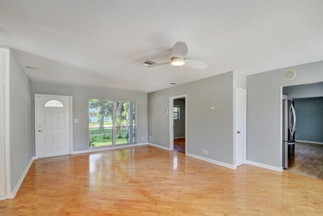 Building Photo - 3432 Lake Osborne Dr