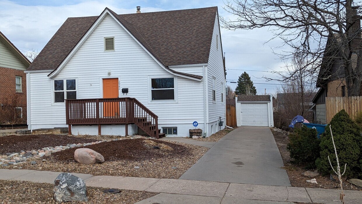 Primary Photo - SUPER CUTE 2 or 3 BEDROOM HOME + GARAGE IN...