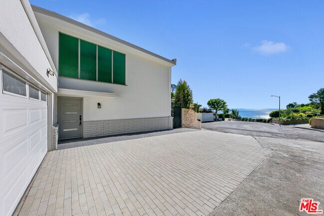 Building Photo - 1054 Enchanted Way