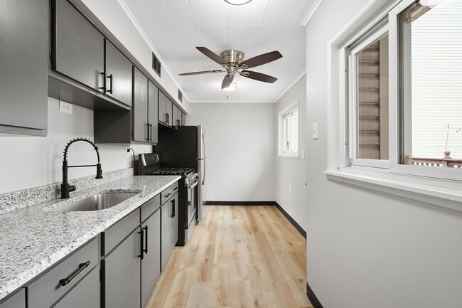 Building Photo - Beautiful 2 bedroom home in South Side Fla...