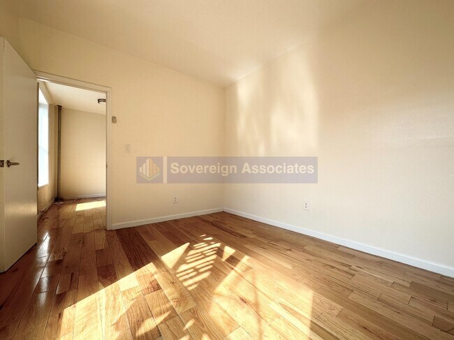 Foto del edificio - 2 Pinehurst Ave