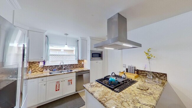 Foto del edificio - Beautiful Fully Furnished 3 Bedroom + Offi...