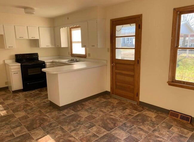 Building Photo - 56 Mound St