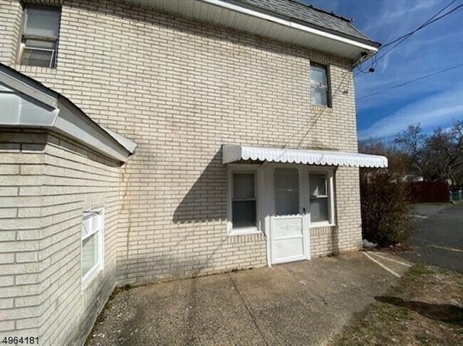 Building Photo - 123 Kossuth St