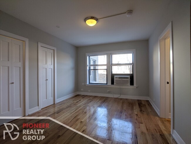 Building Photo - 560 W Arlington Pl
