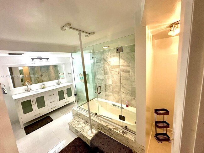 Foto del edificio - 6423 Collins Ave