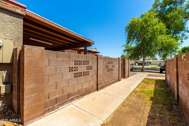 Building Photo - 601 N May