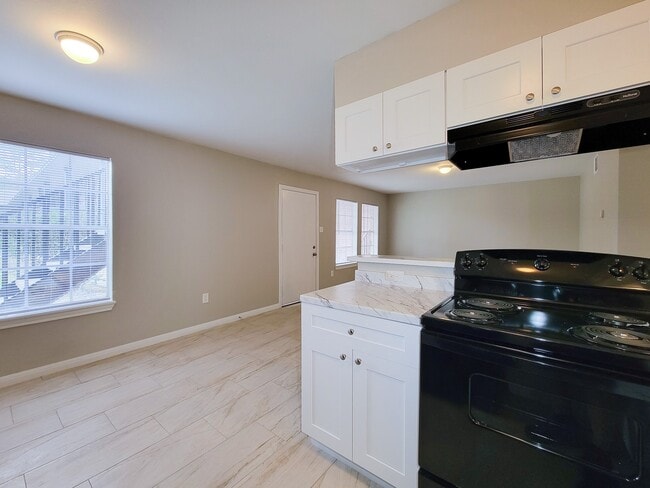 Building Photo - 3206 Lobit Dr