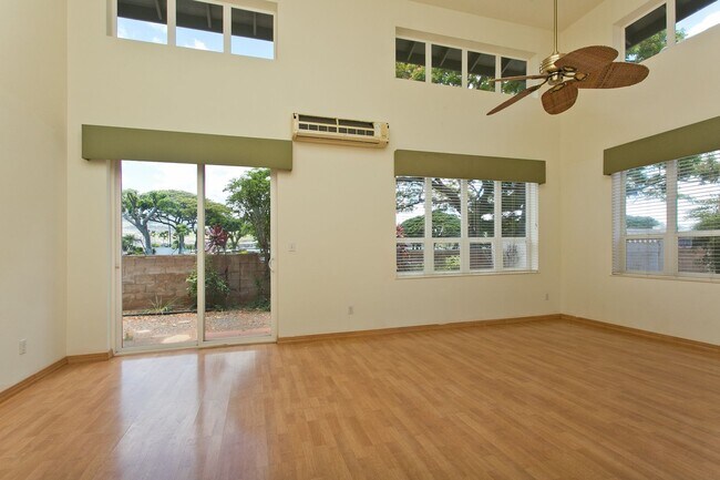 Building Photo - Available August 1st! Unfurnished 4 bedroo...