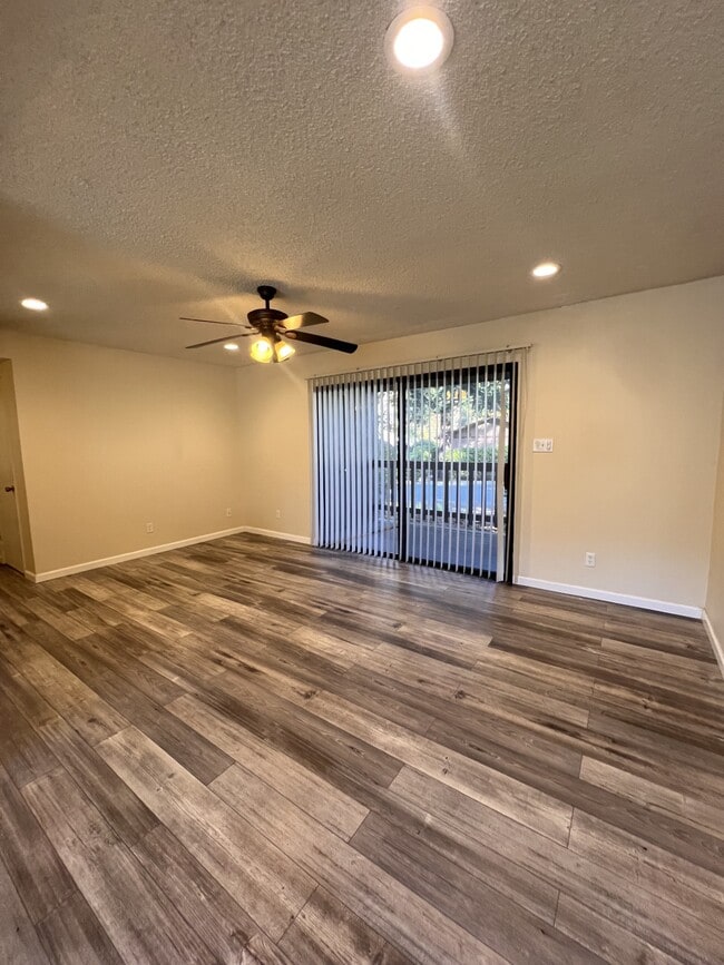 Building Photo - 302 Pleasant St