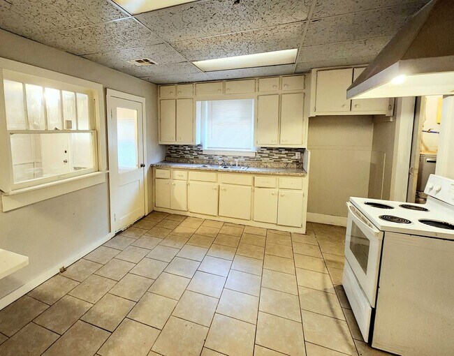 Building Photo - Spacious Four-Bedroom near Plaza District