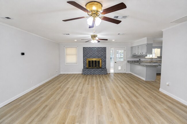 Foto del edificio - Spacious 4BR, 2BA Central Pensacola Home on a Large Corner Lot with Sunroom & 2-Car Garage