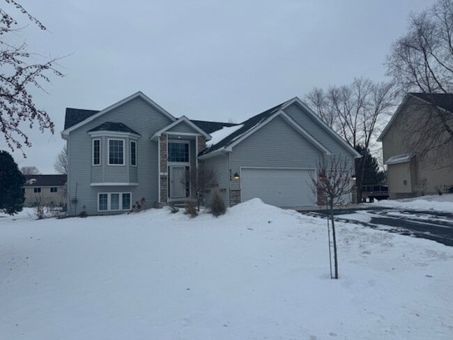 Building Photo - Gorgeous 6 Bed/3 Bath/3 Garage SFH with Screened in Porch, and Firepit in Minnetrista!