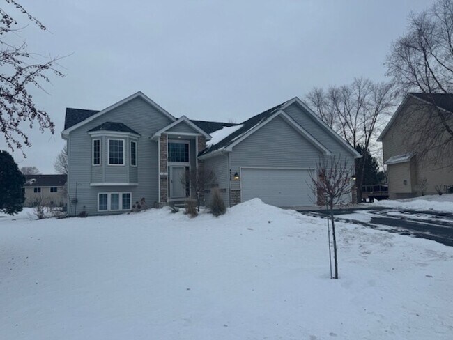 Foto del edificio - Gorgeous 6 Bed/3 Bath/3 Garage SFH with Screened in Porch, and Firepit in Minnetrista!