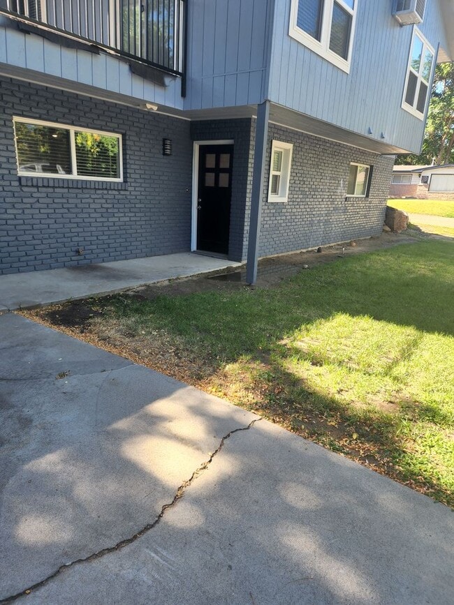 Building Photo - 2025 Moss Dr