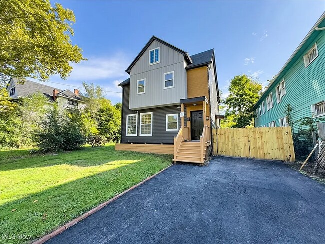 Frente de la casa - 2483 E 89th St