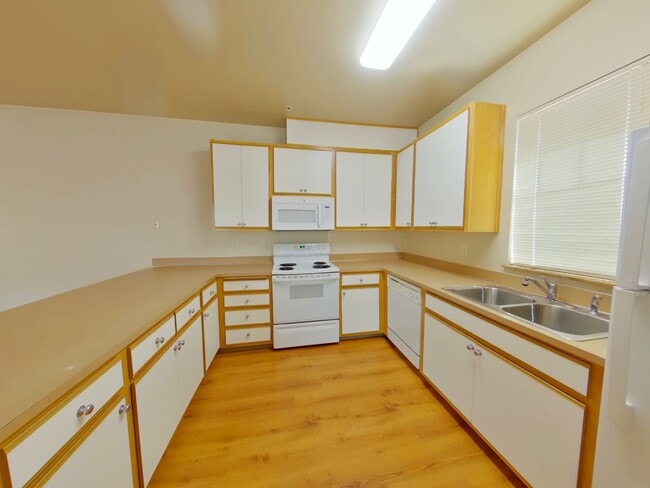 Building Photo - 762 E 17th Ave