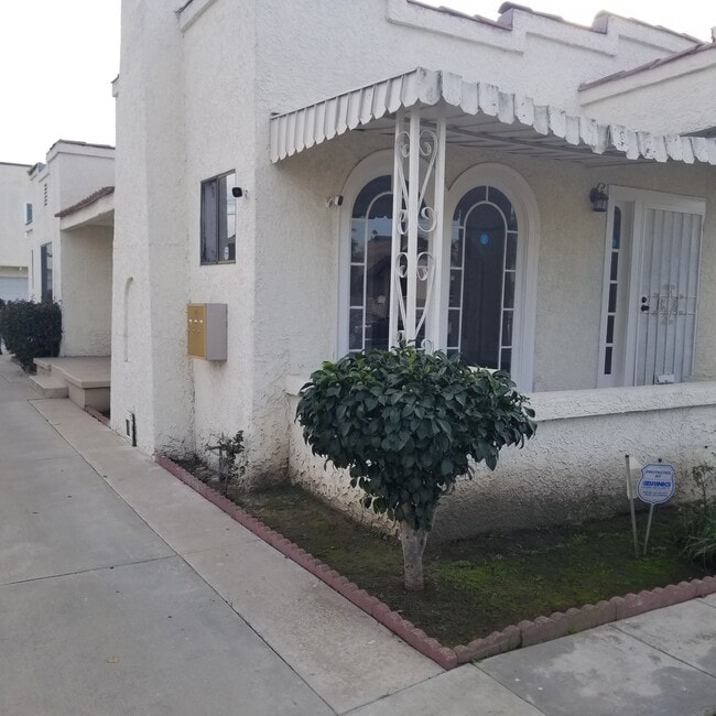 Photo - 1032 W 103rd St House