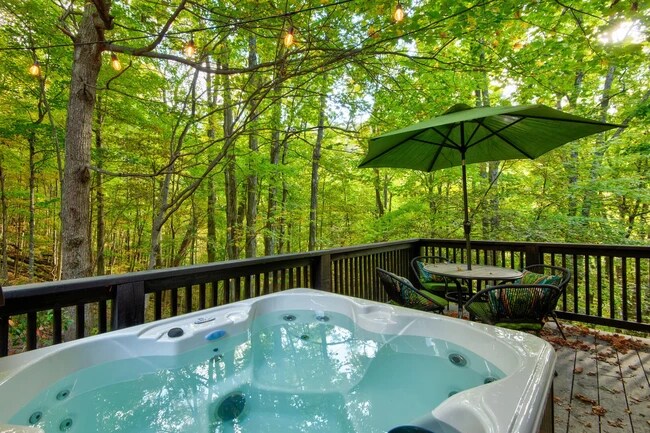Jacuzzi y mesa de patio - 1444 Rich Mountain Rd