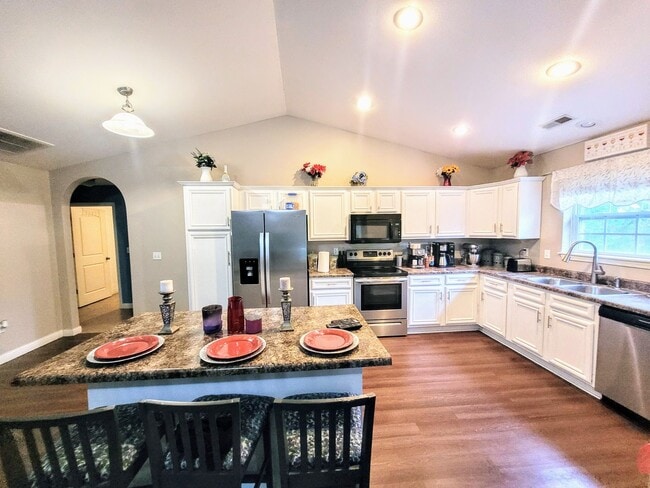 Foto del edificio - 1 story home with a fence