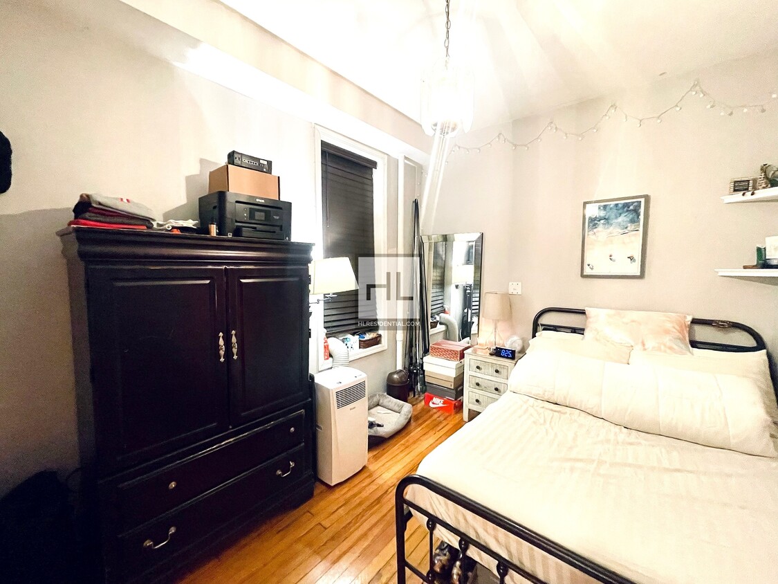 Building Photo - Charming 1 Bed | Fresh Pond Road, Ridgewood
