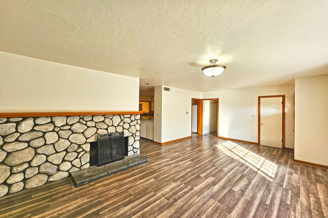 Building Photo - 9321 Donna Ave