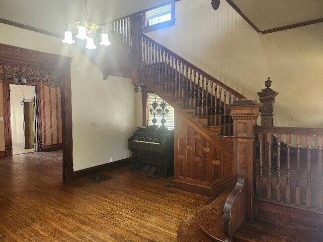 Building Photo - 516 N Grand Ave