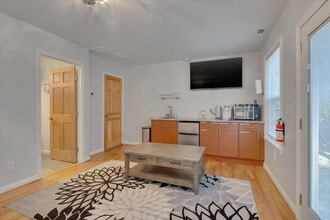 Building Photo - 824 Warren Ave