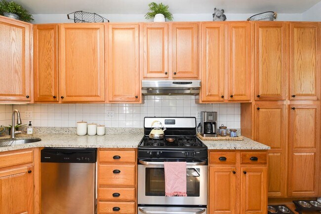 Building Photo - 3161 N Pine Grove Ave