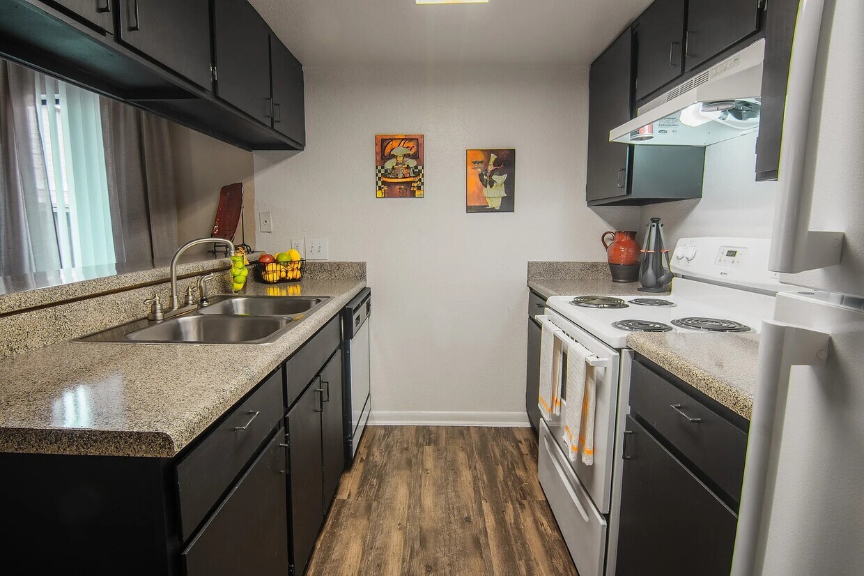 Foto principal - 15100 Golden Eagle Dr