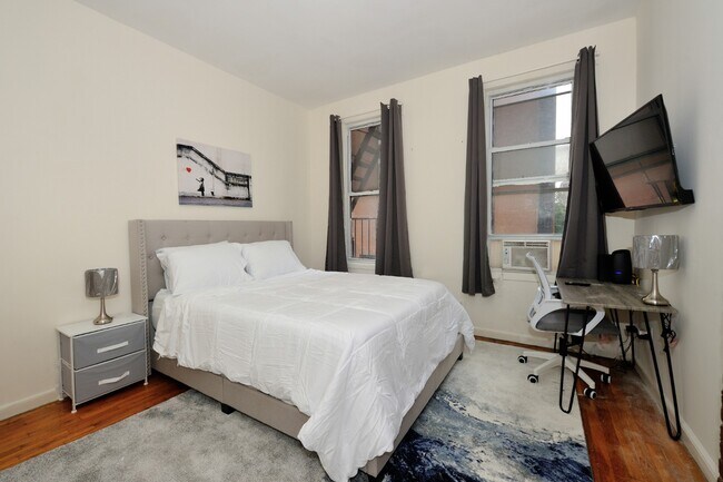 Building Photo - 300 E 92nd St