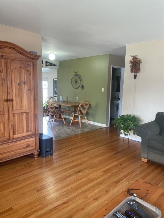 Building Photo - Home in East Davis 3 bed. 2 baths 2 car ga...