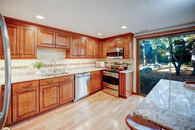 Building Photo - 546 Great Elm Way