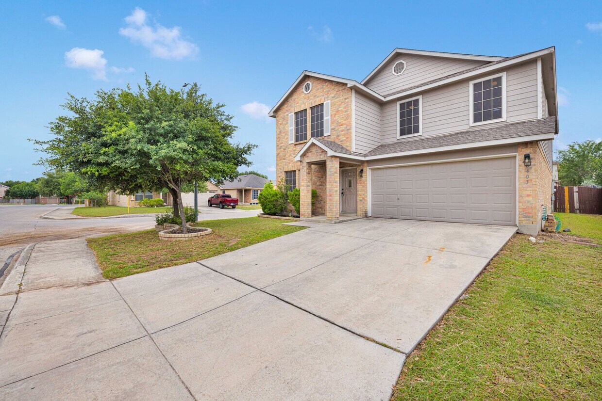 Primary Photo - Recently Renovated 5-Bedroom Home with Dua...