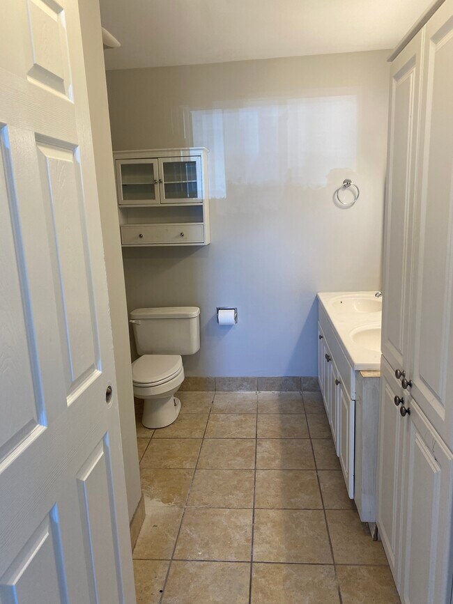 Master bath with double sinks - 1745 Robin Walk