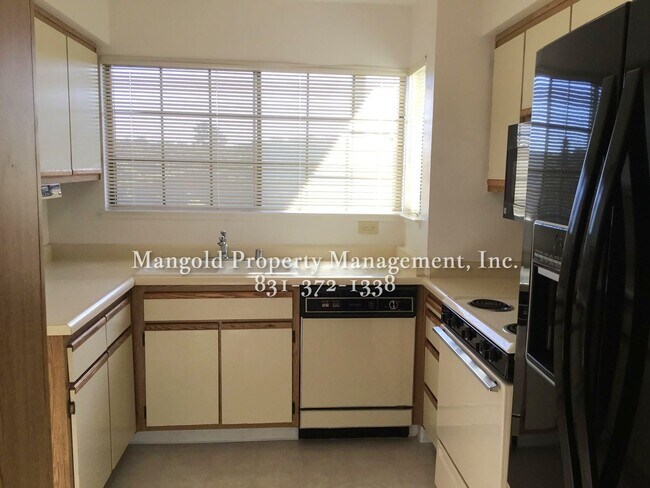 Foto del edificio - Spacious 2-Bed, 2-Bath Condo with Fireplac...