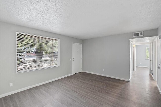Building Photo - 2501 Manor Cir