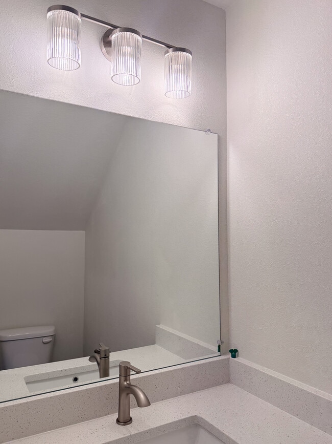 Building Photo - 507 NW Hillcrest Dr