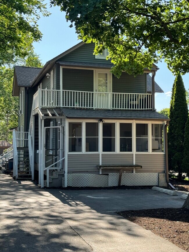 rear screened porch (Unit D) - 617 Delles Rd Apartments