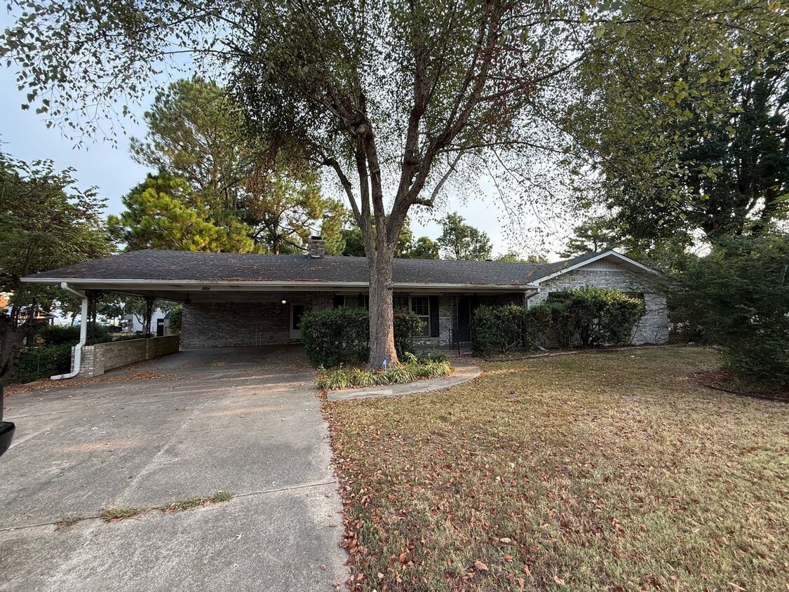 Primary Photo - 504 W South