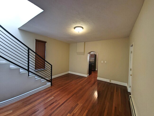 Building Photo - 623 E 11th Ave