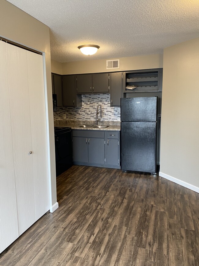 kitchen - 2622 W Willowlake Dr