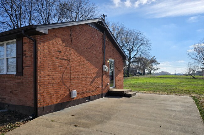 Building Photo - Charming 3 Bedroom 1 Bathroom Brick Home