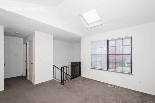 Foto del edificio - Updated 3-bed 2-full-bath Duplex w/fin bsm...